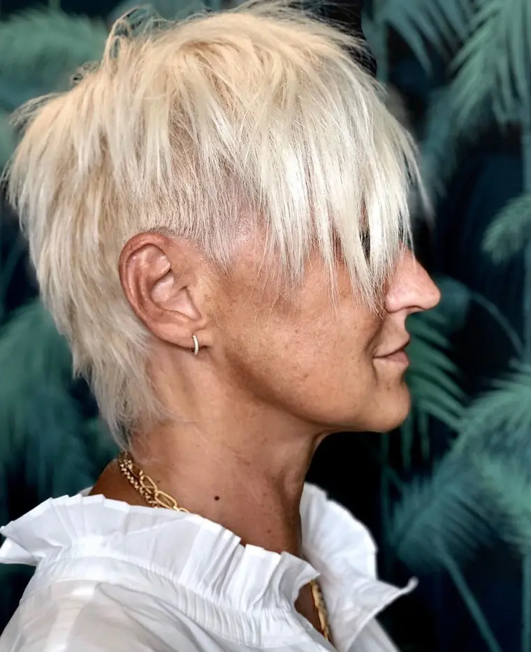 coupe de cheveux 2022 femme 60 ans courte derrière et longue devant