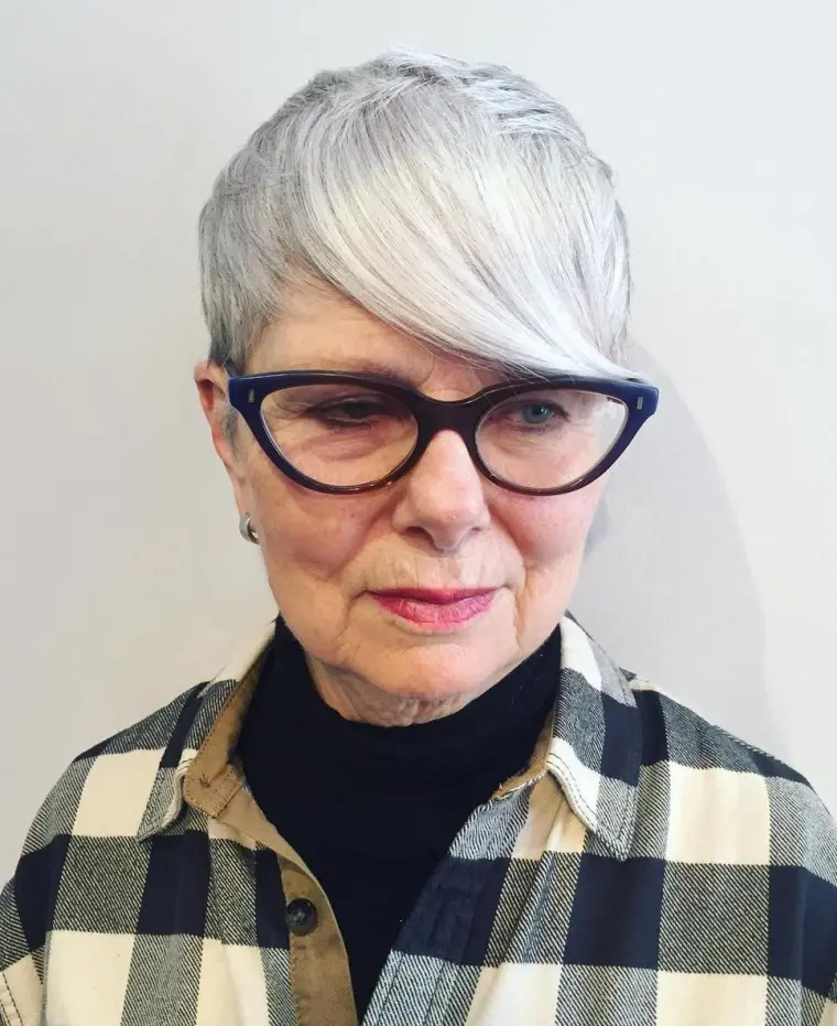 coupe de cheveux court femme 60 ans avec lunettes
