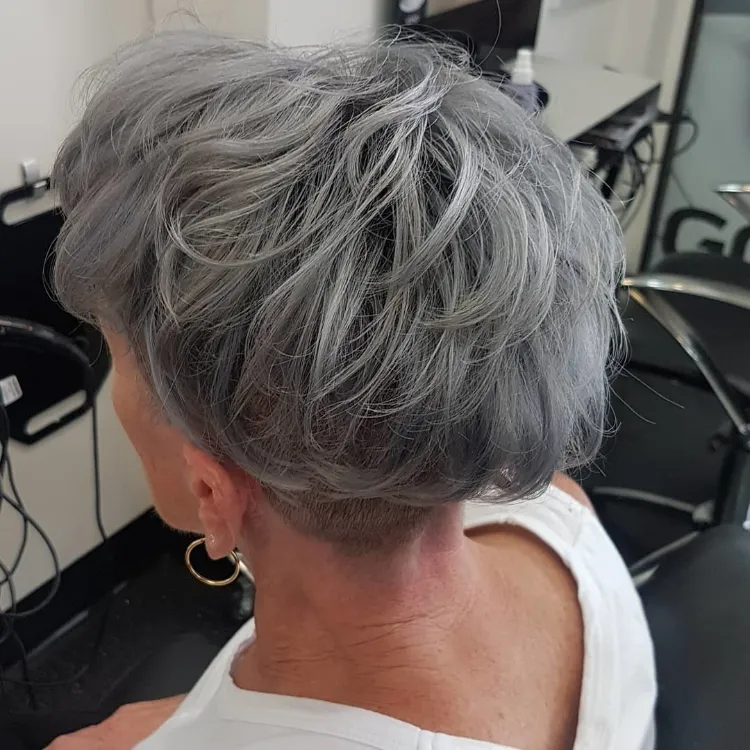 excellente coiffure cheveux gris moderne