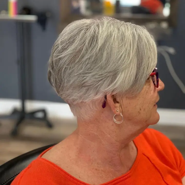 idée coiffure carré court femme 60 ans avec lunettes