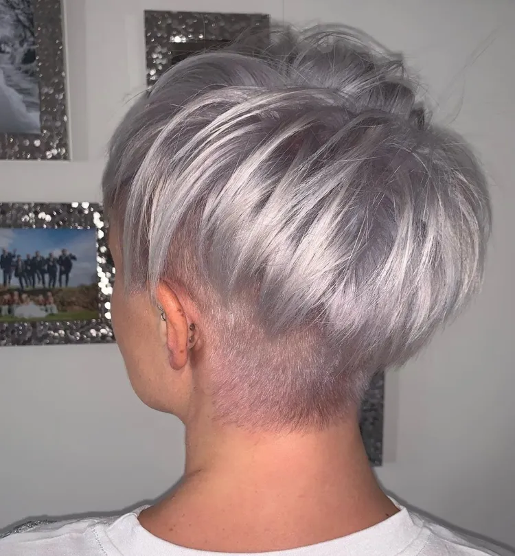 pixie coiffure courte cheveux gris
