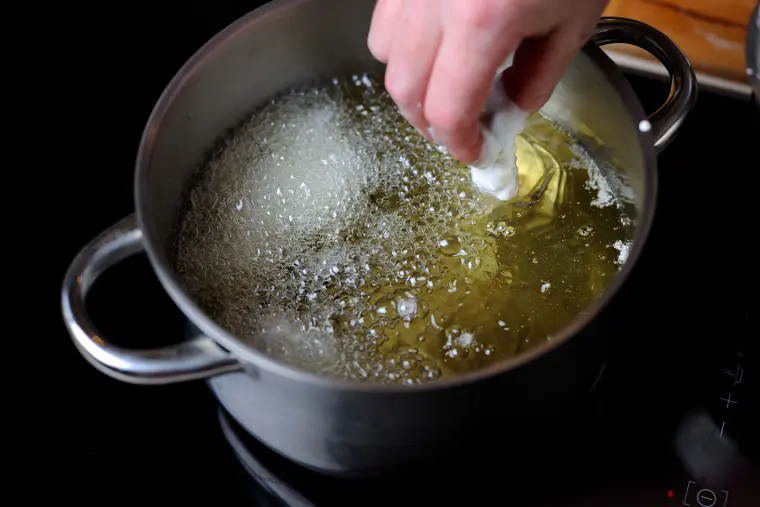 que faire avec l'huile de la friture réutilisée réutiliser l'huile de cuisson 