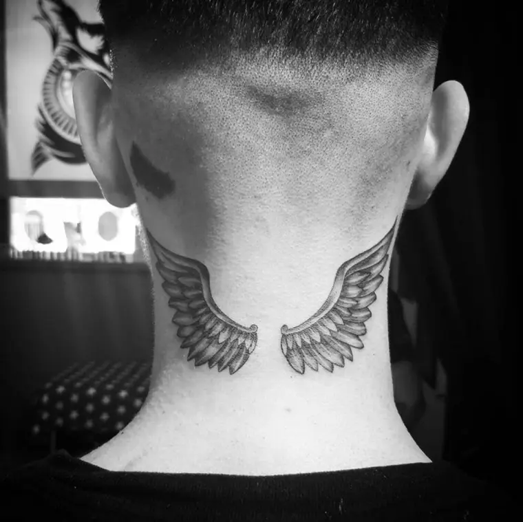 tatouage cou homme ailes 