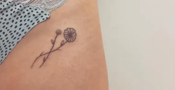 tatouage discret amour fleur 
