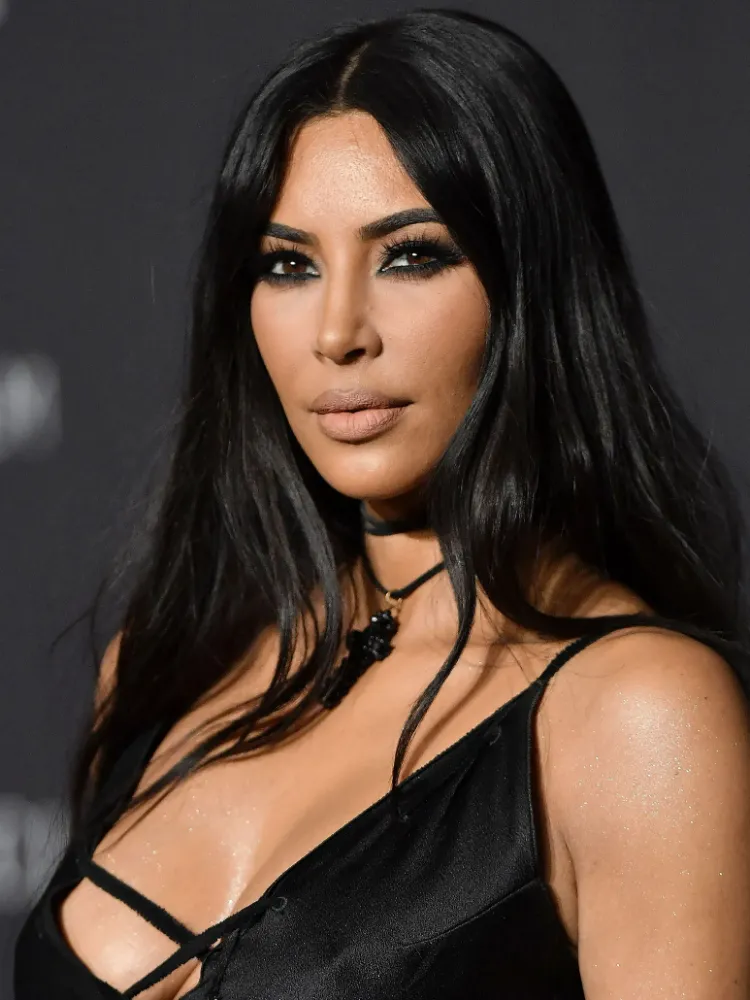 cheveux brun foncé noir Kim Kardashian