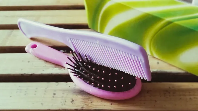 comment nettoyer un peigne ou une brosse à cheveux