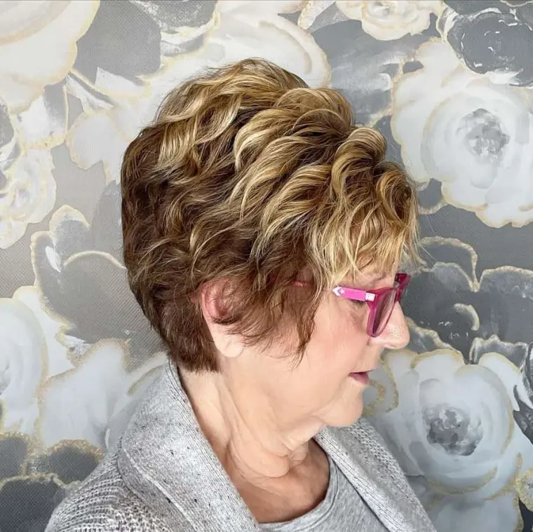 coiffure tendance moderne cheveux frisés femme 60 ans
