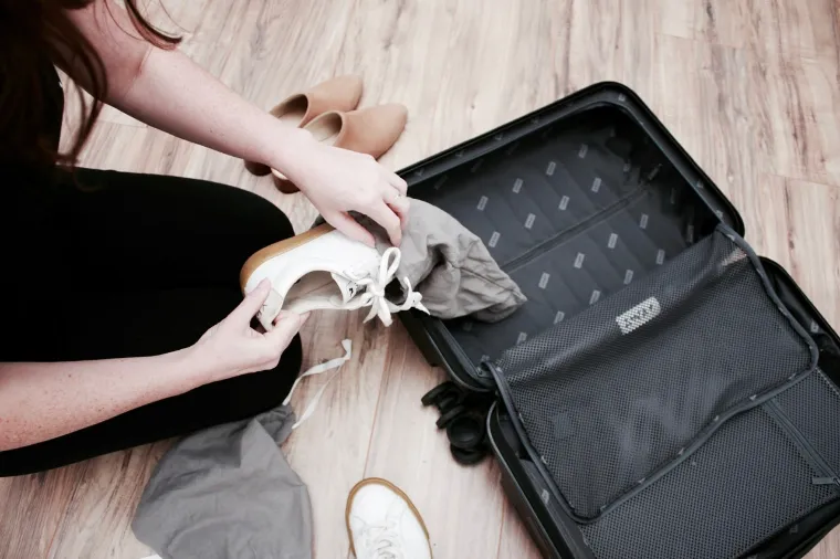 comment ranger des chaussures dans une valise astuces