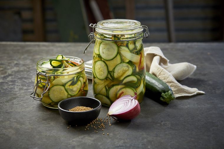 Preserves the zucchini recipe in jars
