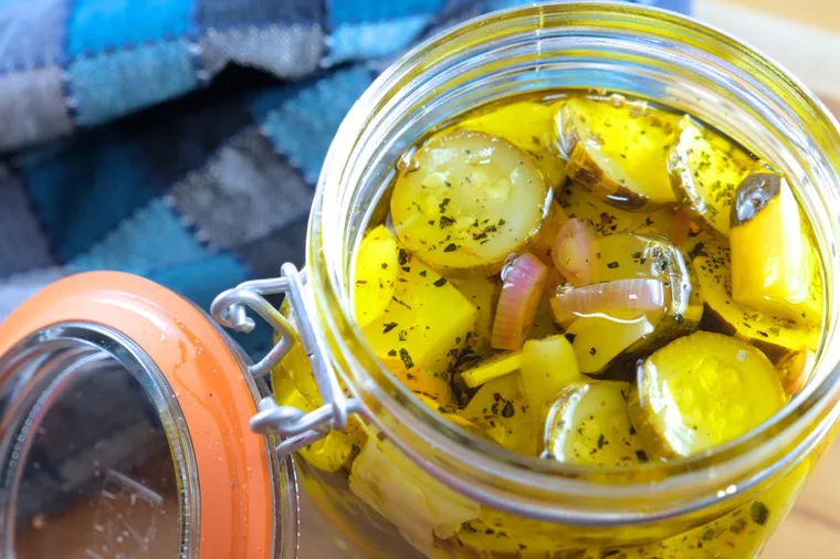 Recipe for storing zucchini in jars