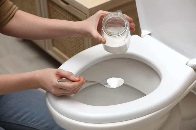 Nettoyer les toilettes avec du vinaigre et bicarbonate de soude