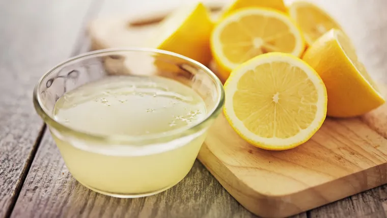 Nettoyer les verres individuellement avec du jus de citron