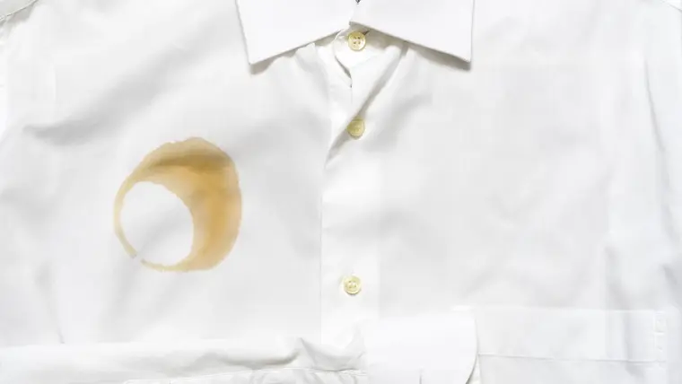 comment retirer une tâche de café sur un vêtement blanc