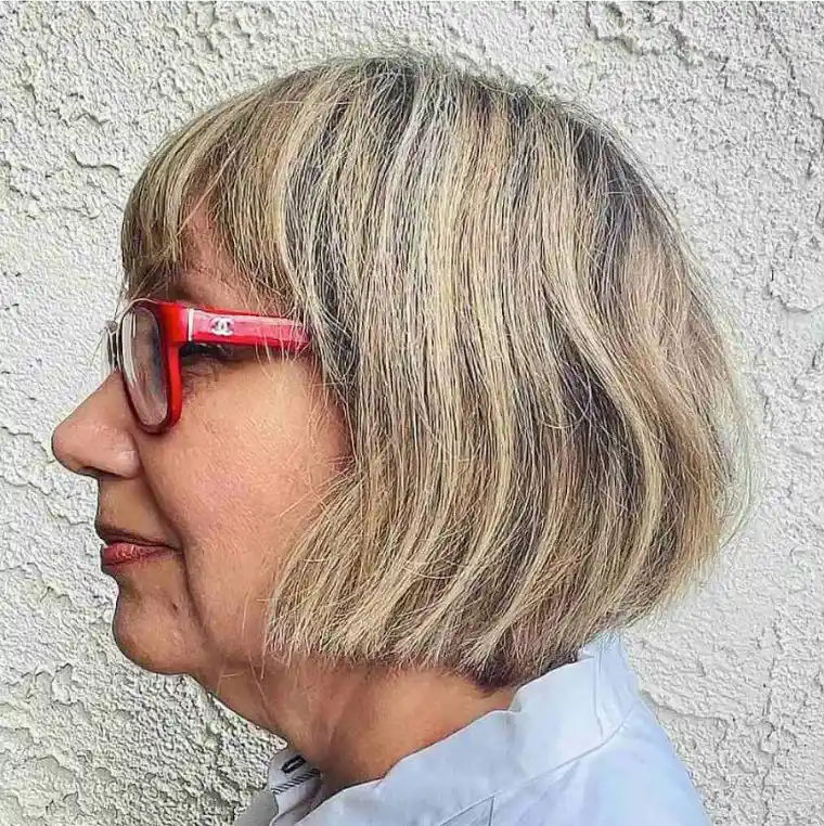 coupe courte femme 60 ans lunettes