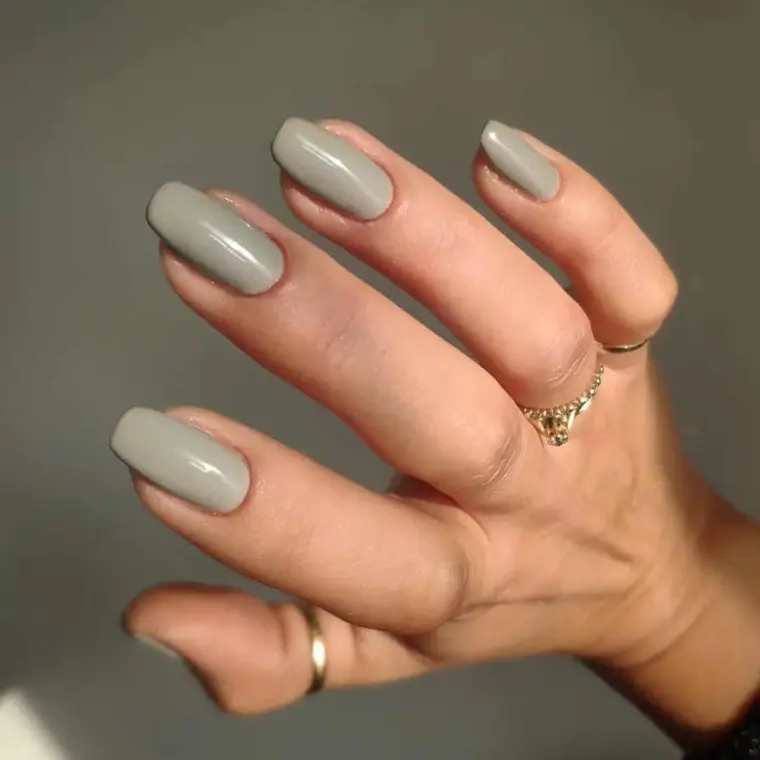 décoration d'ongles moderne en gris automne 2022