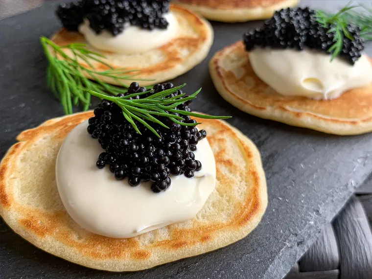 Blini au caviar d'œufs de truite et à la crème fraiche