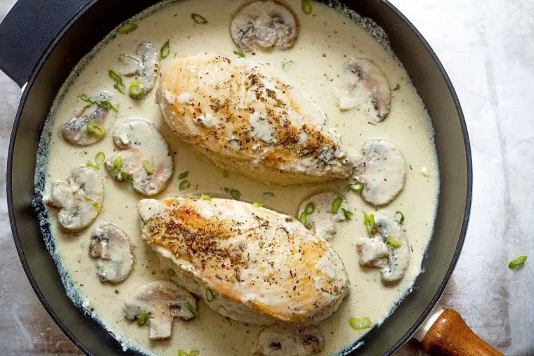 Pan with chicken and mushrooms 