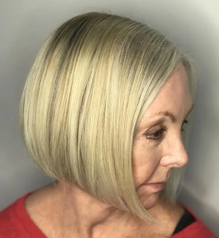 coupe de cheveux 2022 femme de 60 ans carré blond