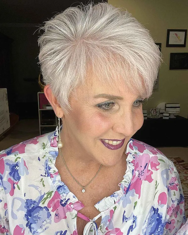 coupe de cheveux 2022 femme de 60 ans pixie long dégradé