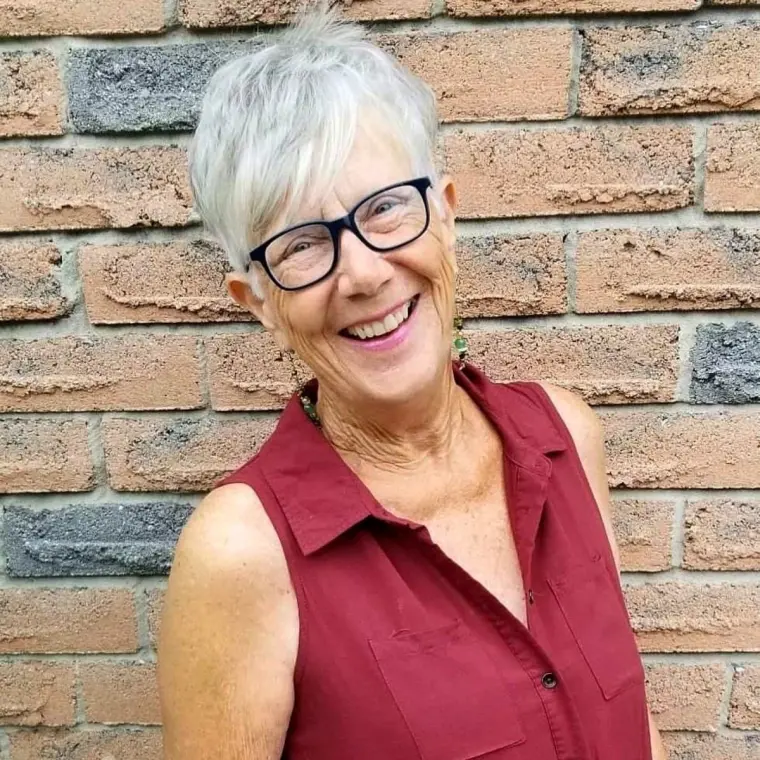coupe de cheveux pour femme 60 ans avec lunettes et frange