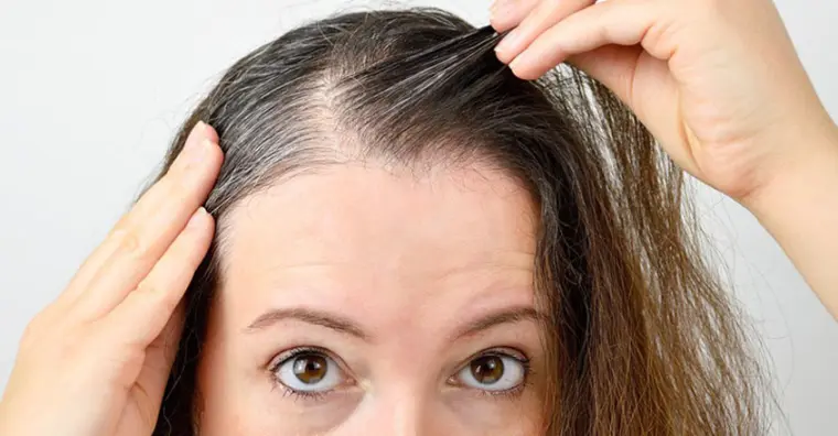 quelles sont les causes des cheveux gris