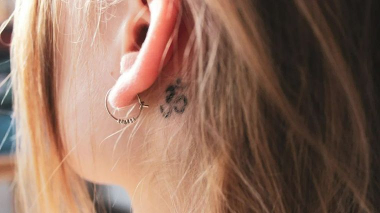 tatouage derrière oreille tendance
