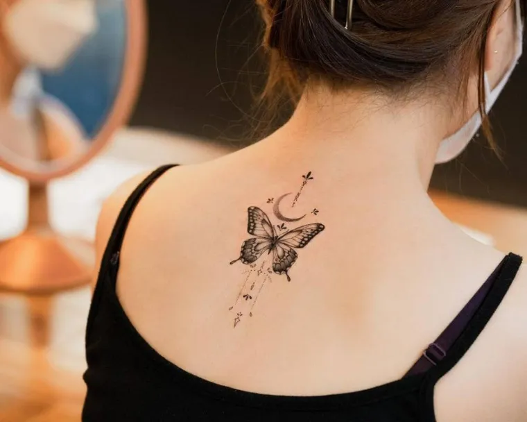 tatouages papillons femmes dos