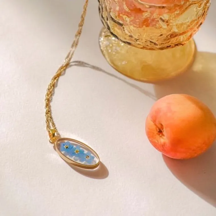 bijoux avec fleurs séchées idée de cadeau original