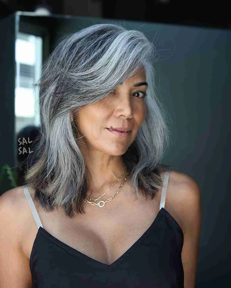 cheveux gris blancs coupe avec frange