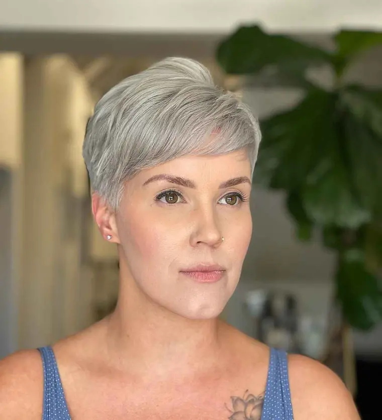 cheveux gris femme coloration tendance 2023