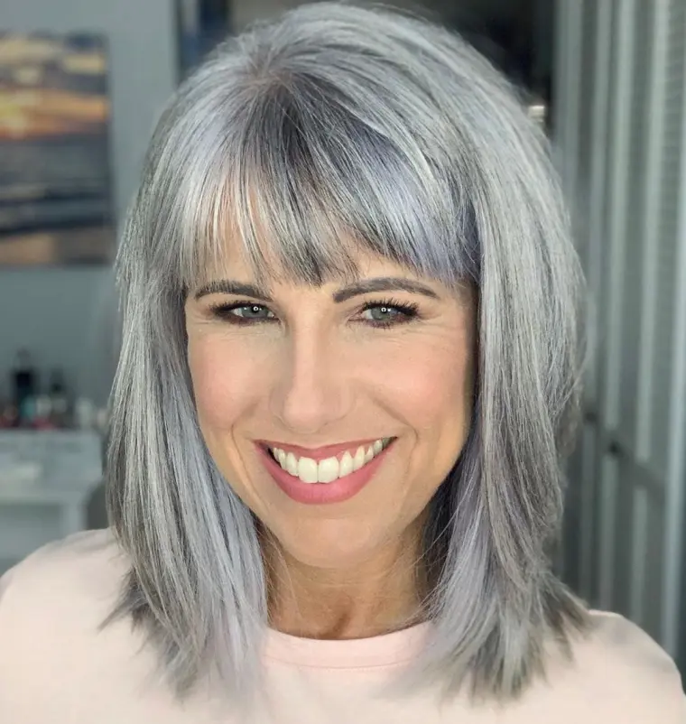 cheveux gris femme frange dégradée tendance 2022