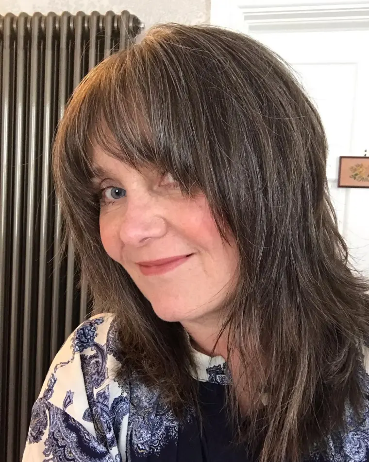 coiffure avec frange pour femme 60 ans coupe shaggy tendance 2023