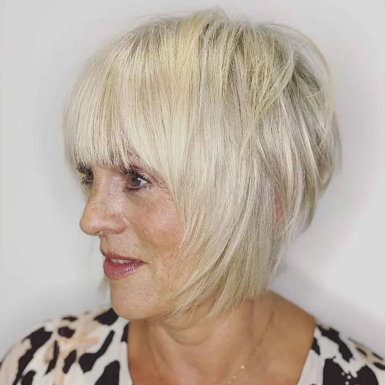 coiffure carré courte femme 50 ans plus dégardée avec frange plumeuse