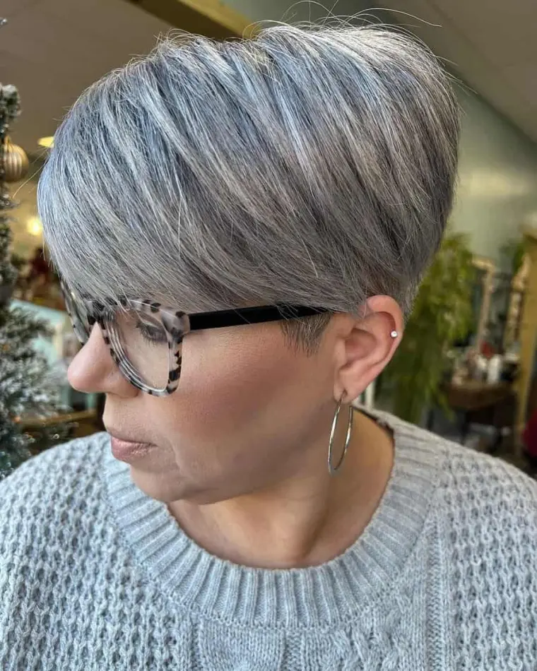 coiffure femme rajeunissante coupe courte cheveux gris