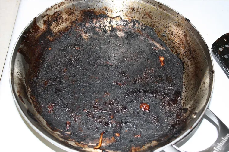 comment récurer casserole brûlée