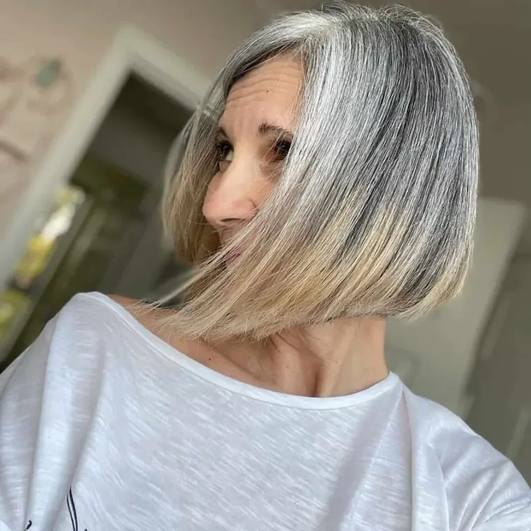 coupe carré court émoussé femme 50 ans cheveux gris