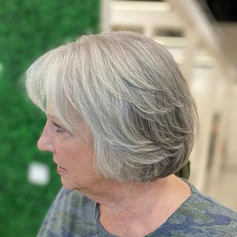 coupe de cheveux femme 70 ans mi-long avec pointes dégradées