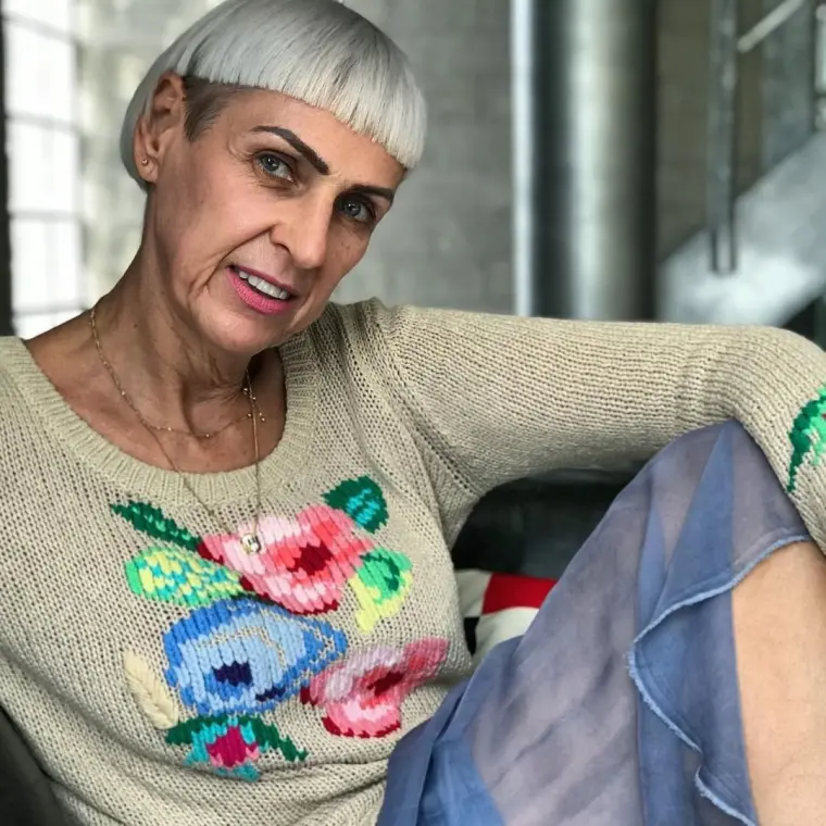 coupe de cheveux gris et blancs femme 60 ans mushroom
