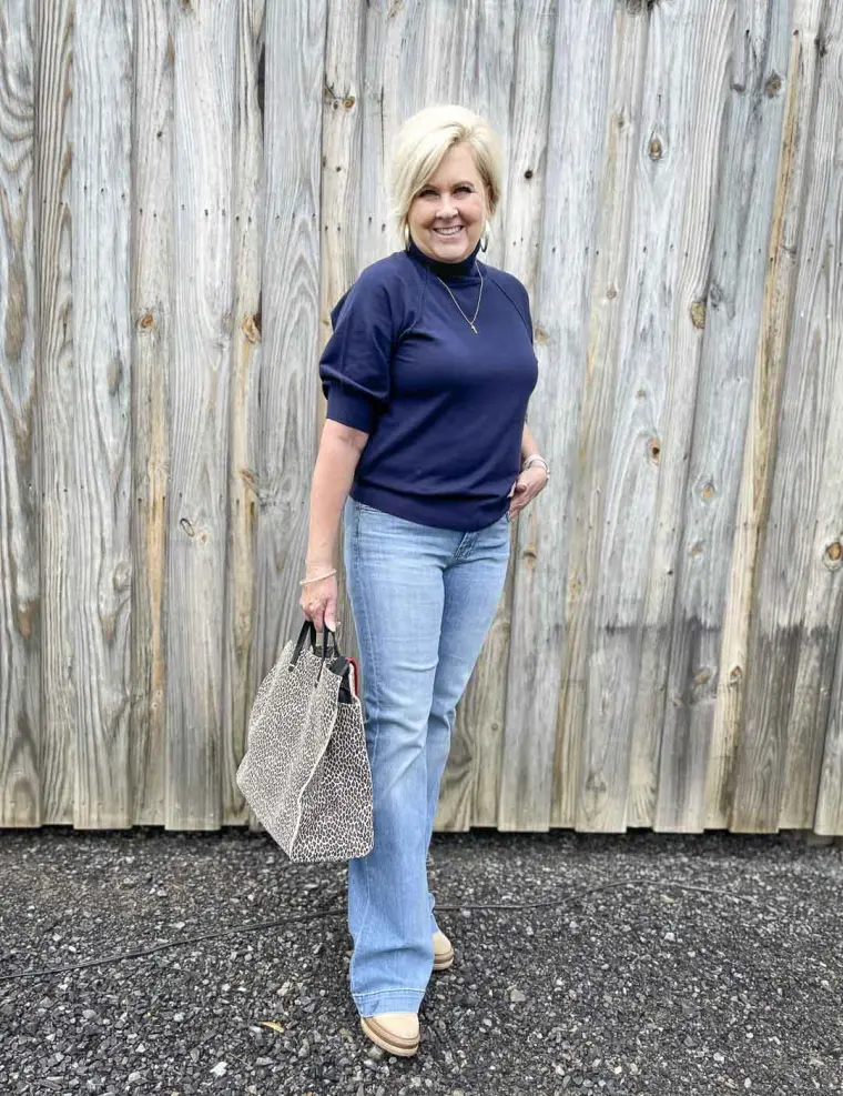 mode automne-hiver 2023 femme 50 ans flare jeans