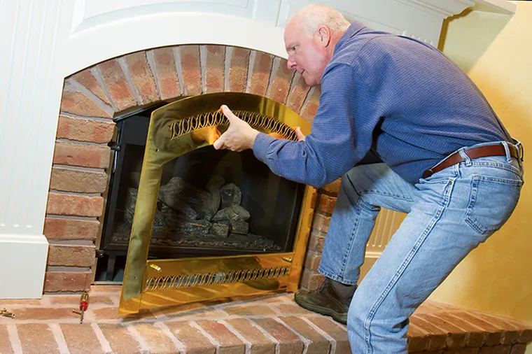 Étape 1 - Retirez la vitre de votre cheminée