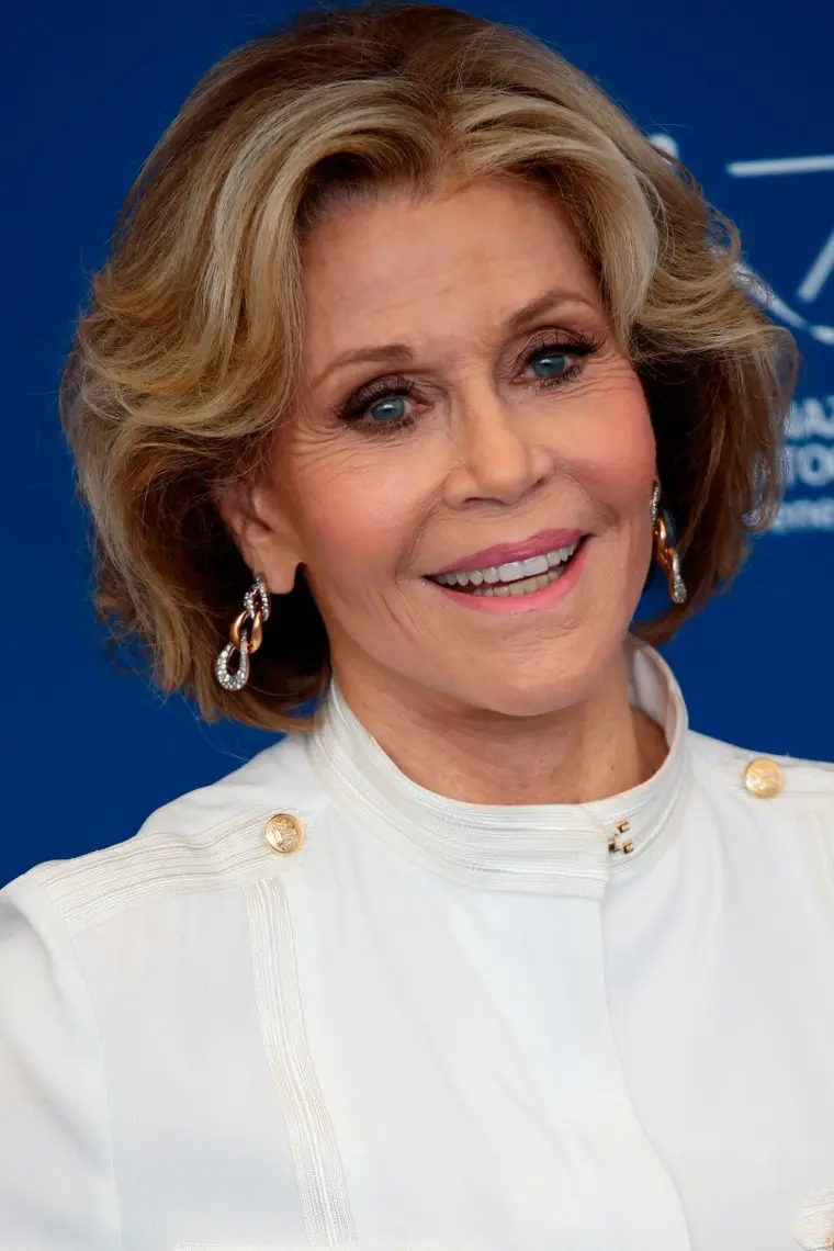 coiffure pour femme après 60 ans visage rond Jane Fonda