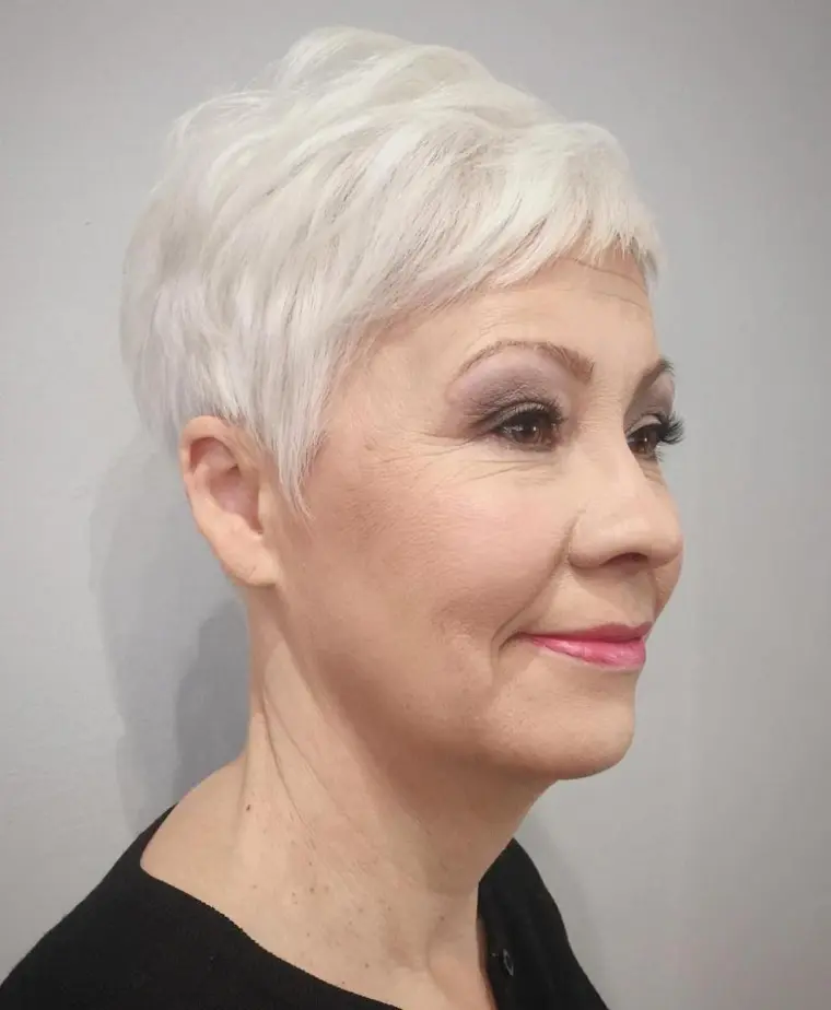 coiffure tendance après 50 ans femme pixie blond