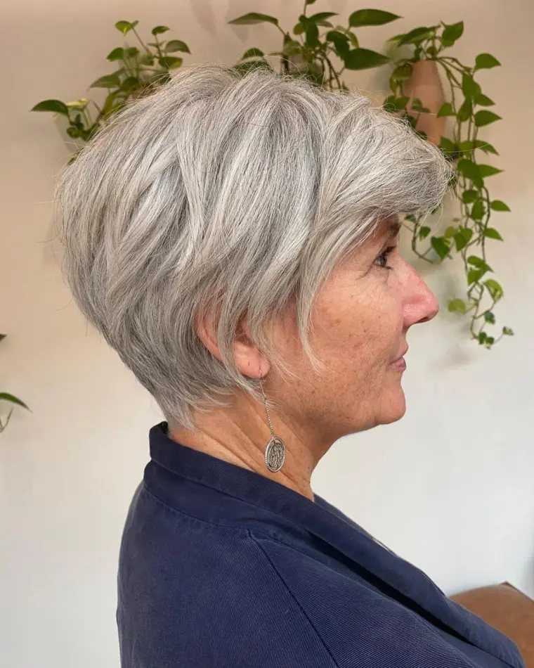 coiffure tendance après 60 ans pixie long avec frange