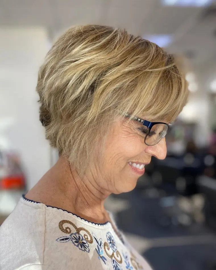 coiffure tendance dégradée avec frange pour femme âgée 55 plus
