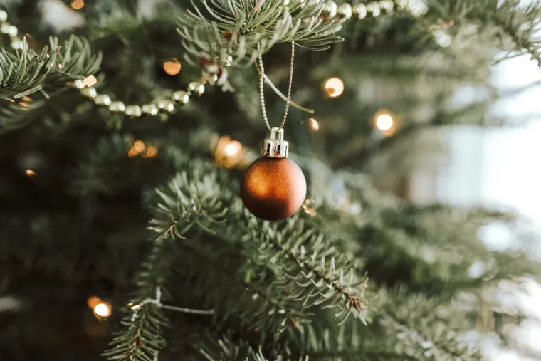 comment attacher faire pendre boule arbre Noel