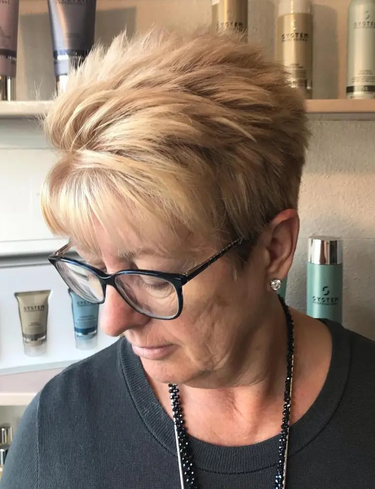 coupe de cheveux femme 60 ans avec lunettes pixie avec frange