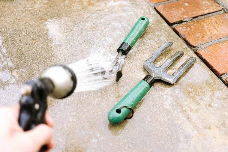 rincer nettoyer outils de jardinage