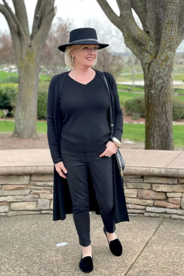 vêtements mode femme 50 ans look tout en noir