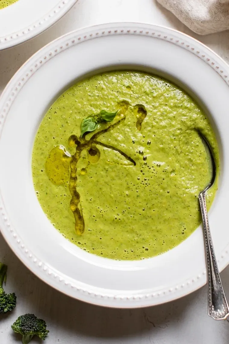 Pourquoi et comment préparer une soupe détox de légumes verts