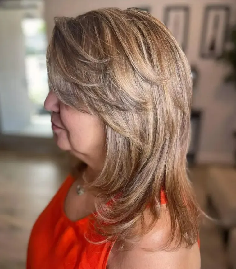 cheveux lisses texturés femme 60 ans